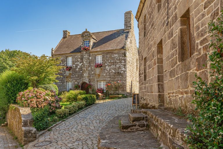 Gîte de charme en pierre dans un village français avec jardin fleuri et pavés