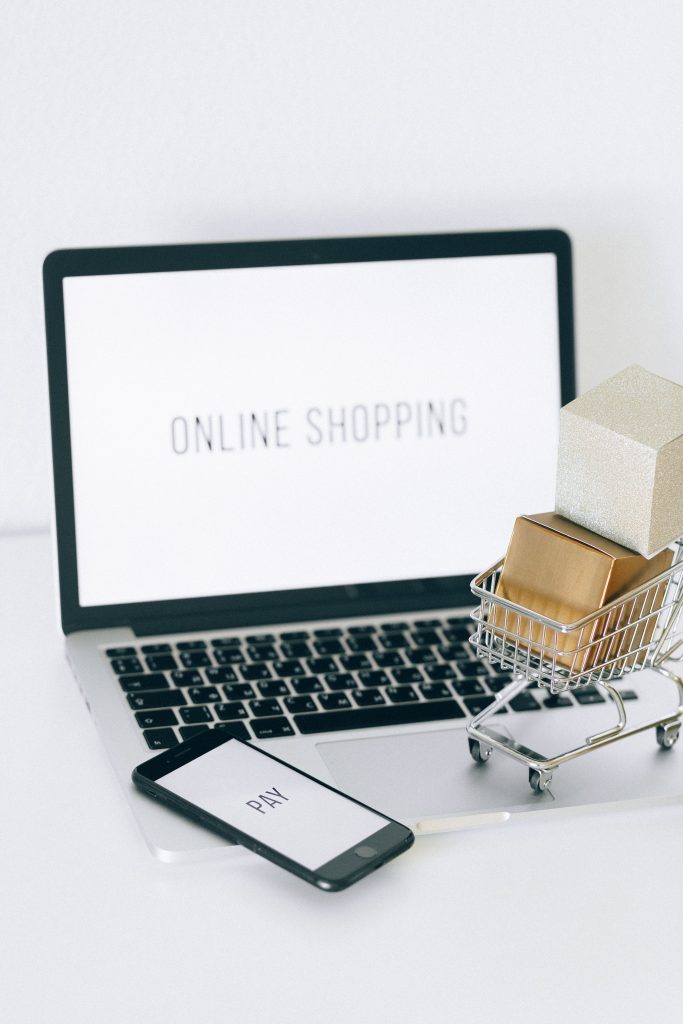 Vendeur en ligne préparant les commandes et colis de sa boutique Etsy